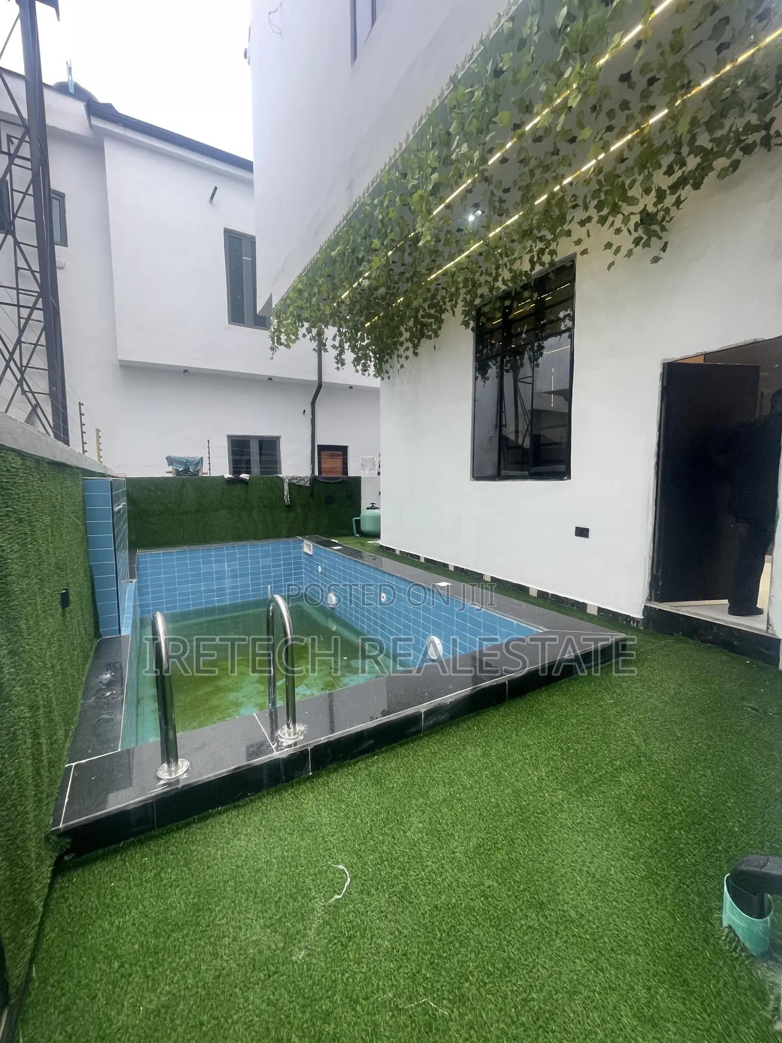 5bdrm Duplex in Lekki Palm A Well for sale in Off Lekki-Epe Expressway