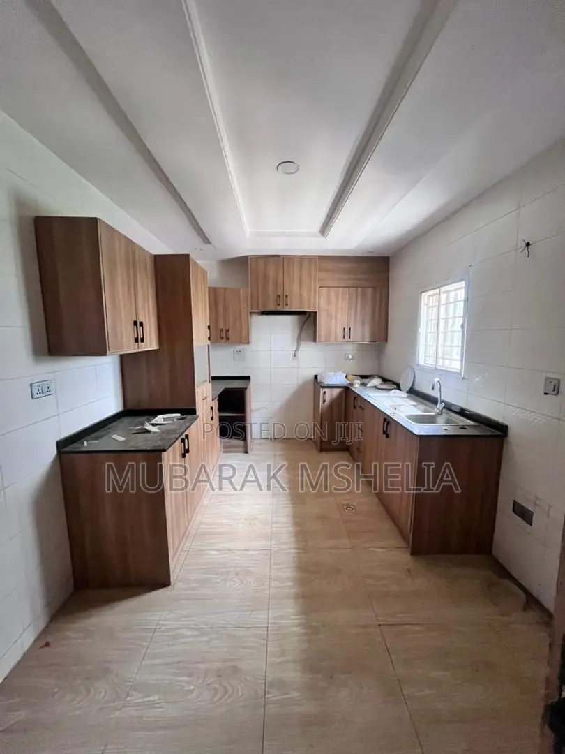 4bdrm Duplex in Idu Industrial for sale in Idu Industrial