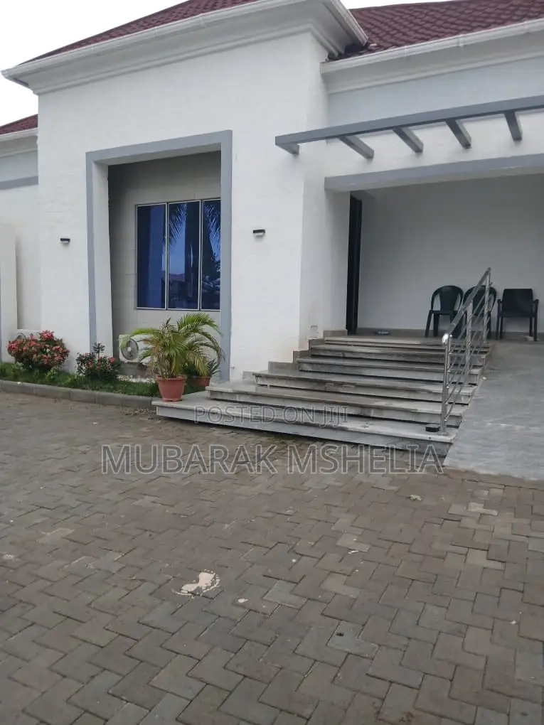 Furnished 5bdrm Bungalow in Kaura for sale in Kaura
