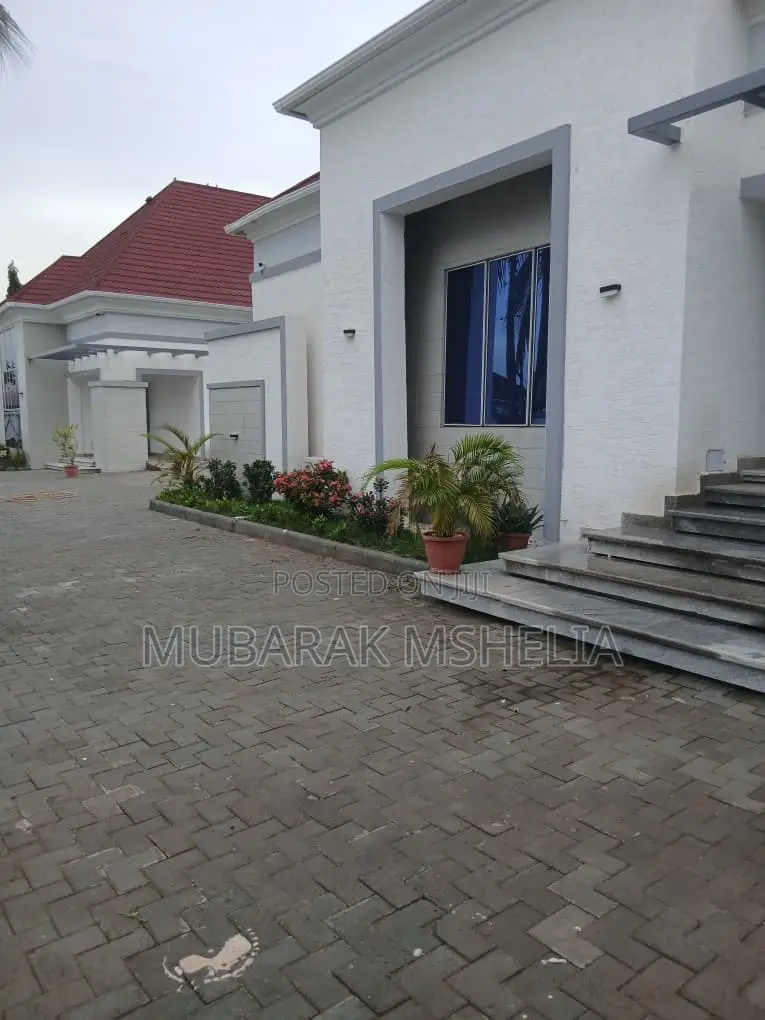 Furnished 5bdrm Bungalow in Kaura for sale in Kaura