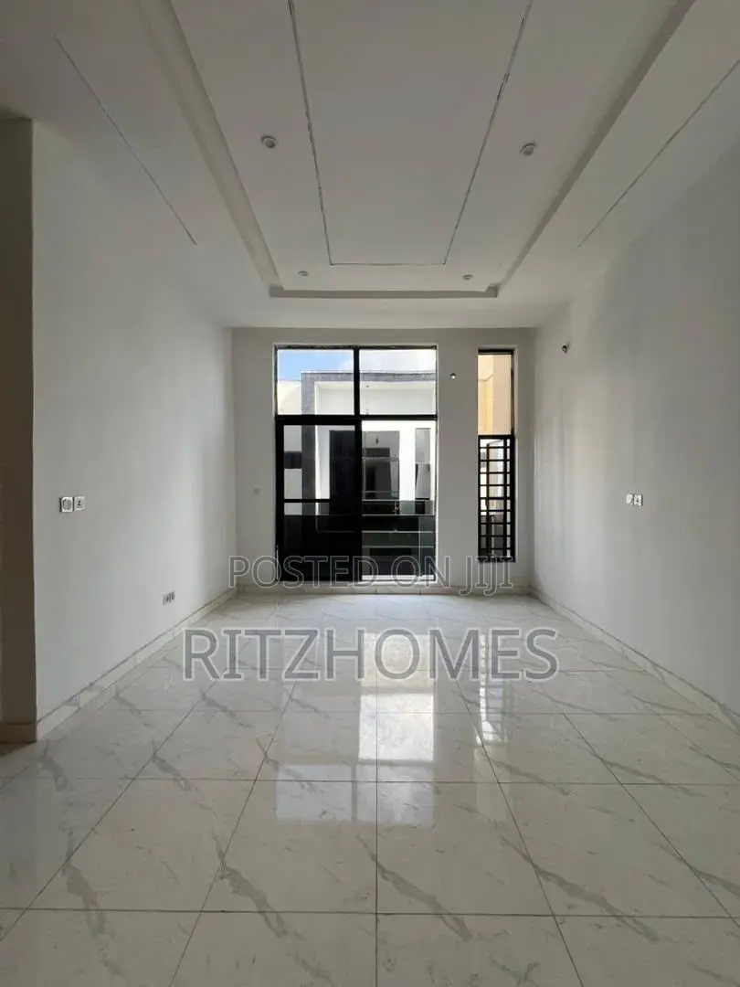 4bdrm Duplex in Ikota for rent in Ikota