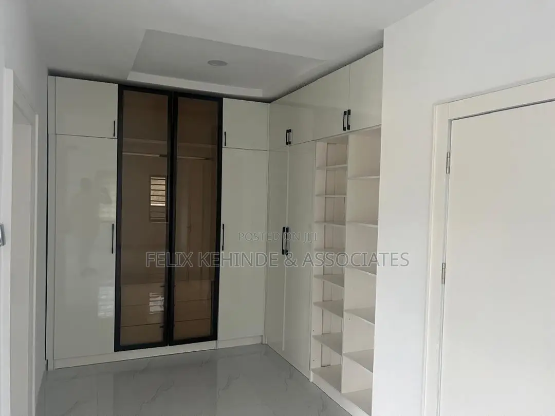 5bdrm Duplex in Oluyole Estate for sale in Oluyole
