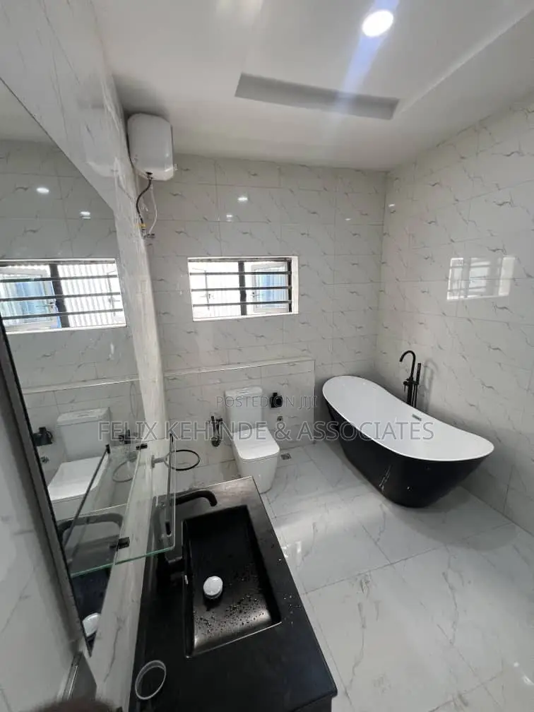 5bdrm Duplex in Oluyole Estate for sale in Oluyole