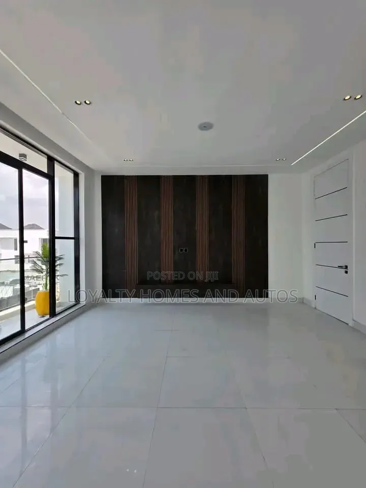 7bdrm Duplex in Hampton Bay Estate, Ikate for sale in Ikate