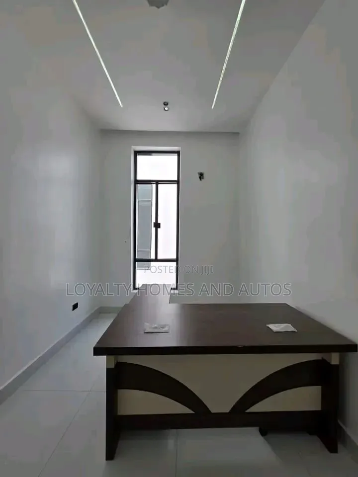 7bdrm Duplex in Hampton Bay Estate, Ikate for sale in Ikate
