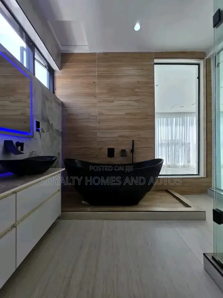 7bdrm Duplex in Hampton Bay Estate, Ikate for sale in Ikate