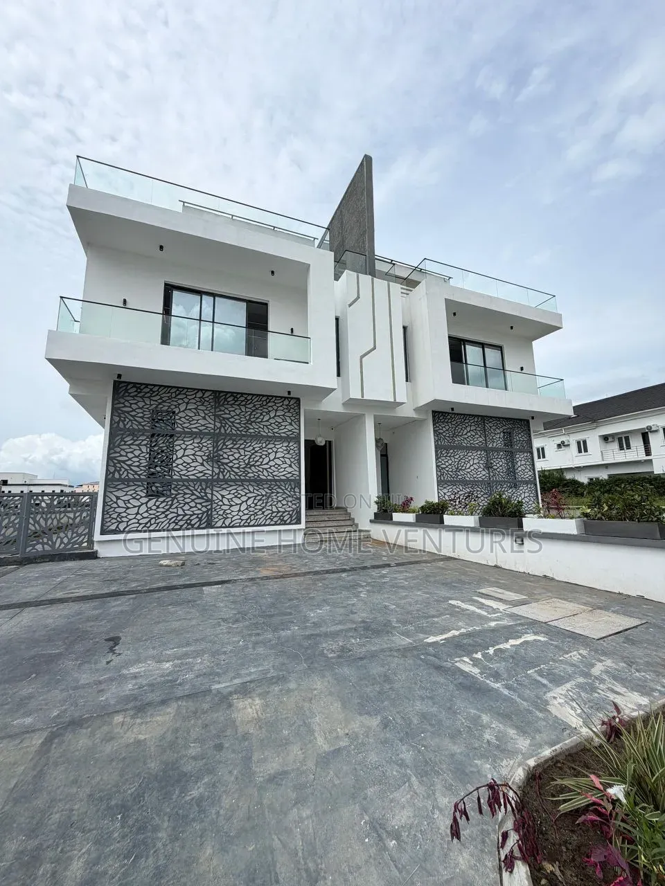 5bdrm Duplex in Ikate for sale in Ikate
