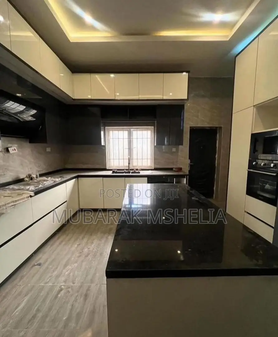 5bdrm Duplex in Kaura for sale in Kaura