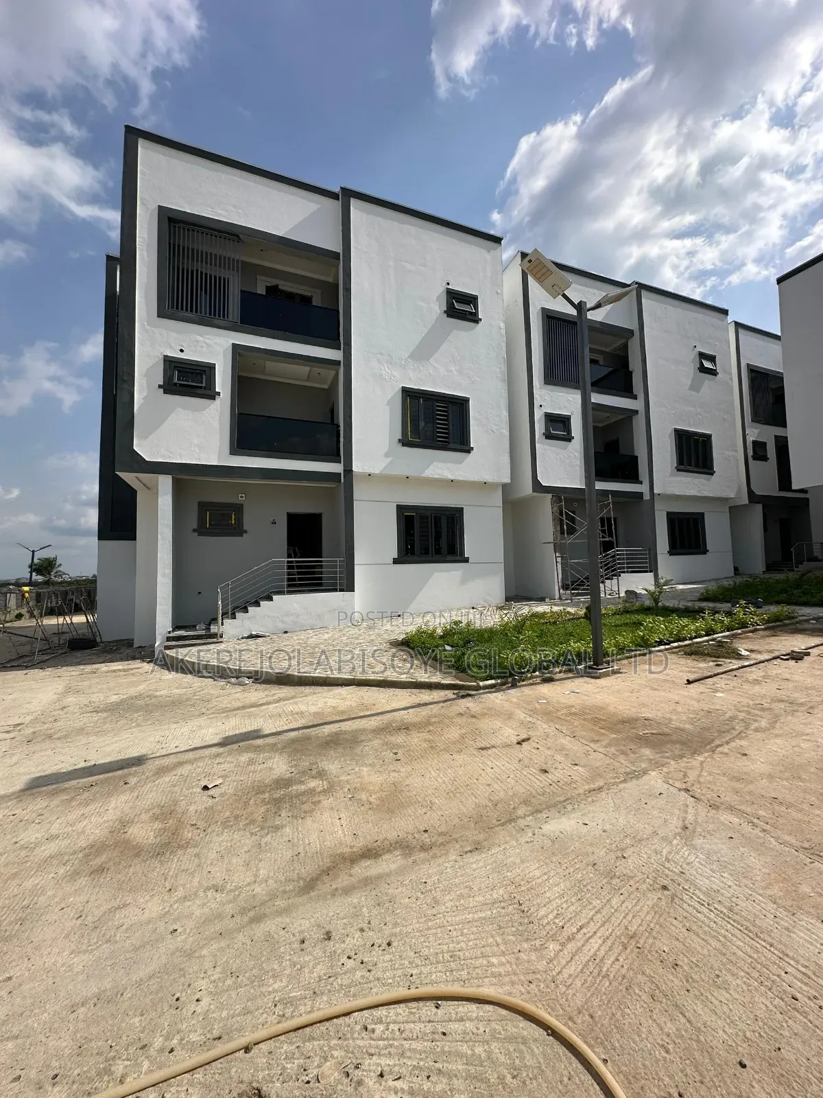5bdrm Duplex in Close To Paradise for sale in Life Camp