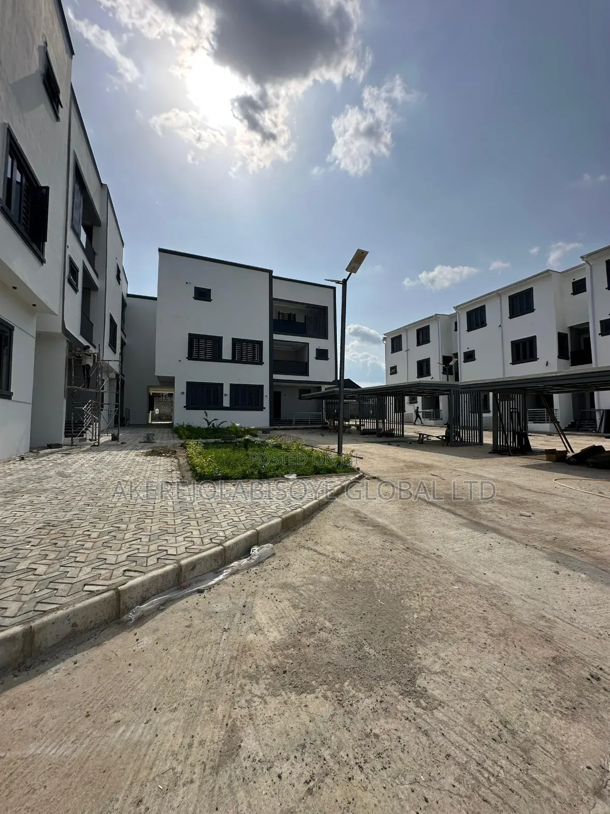 5bdrm Duplex in Close To Paradise for sale in Life Camp