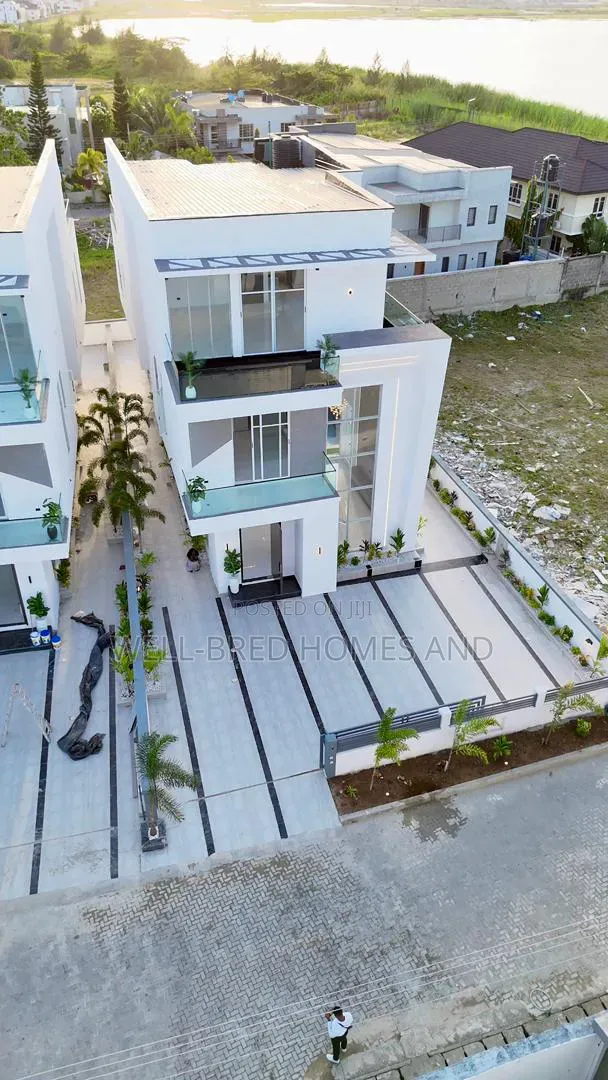 5bdrm House in Osapa london for sale in Osapa london