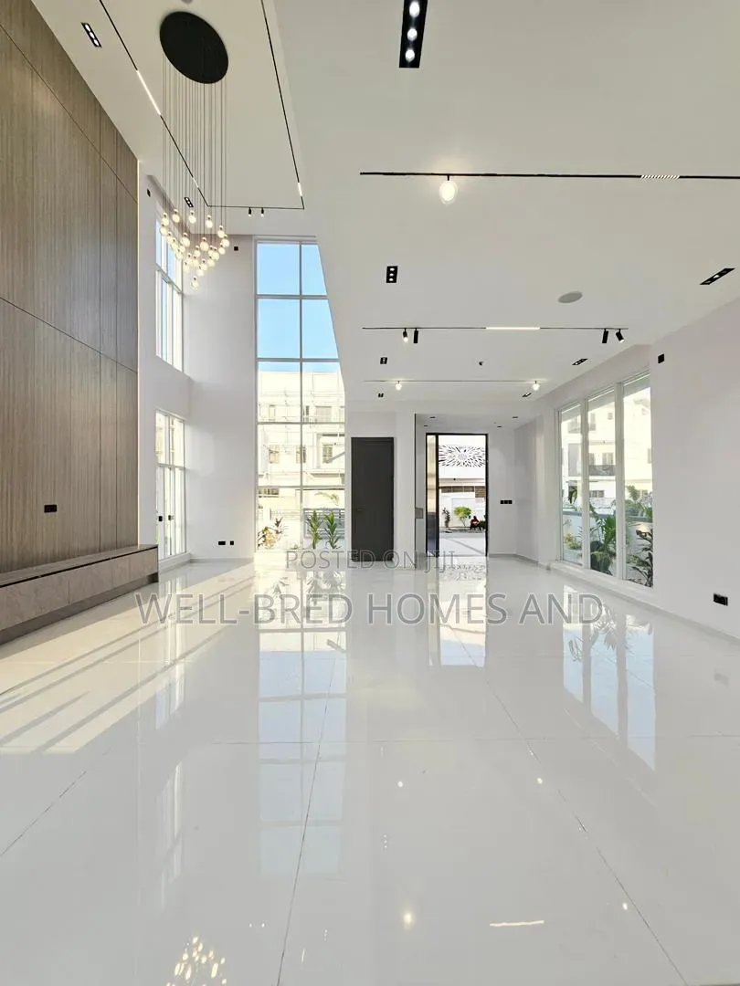 5bdrm House in Osapa london for sale in Osapa london