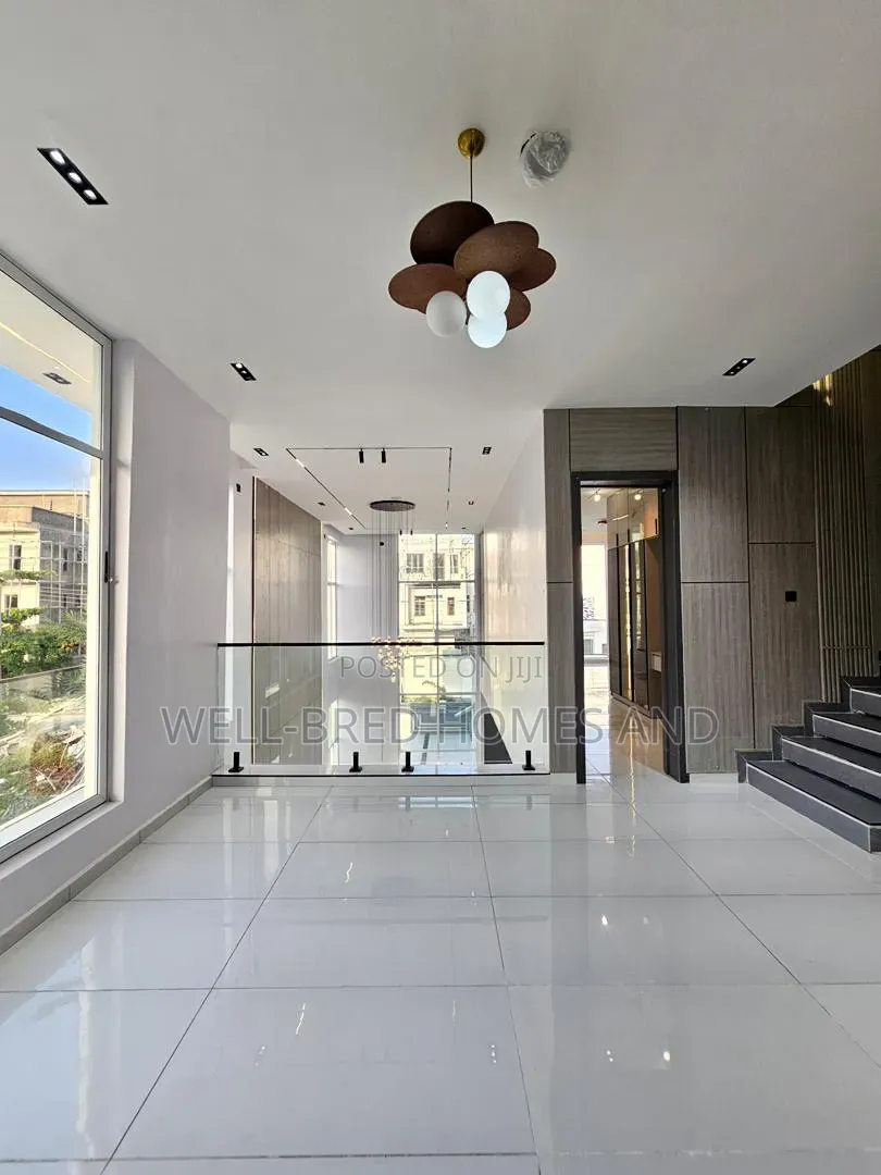 5bdrm House in Osapa london for sale in Osapa london