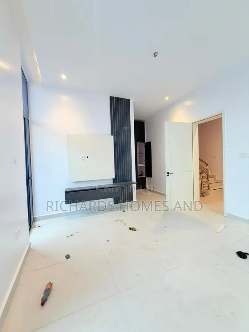 4bdrm Duplex in Adeniyi Jones for sale in Adeniyi Jones