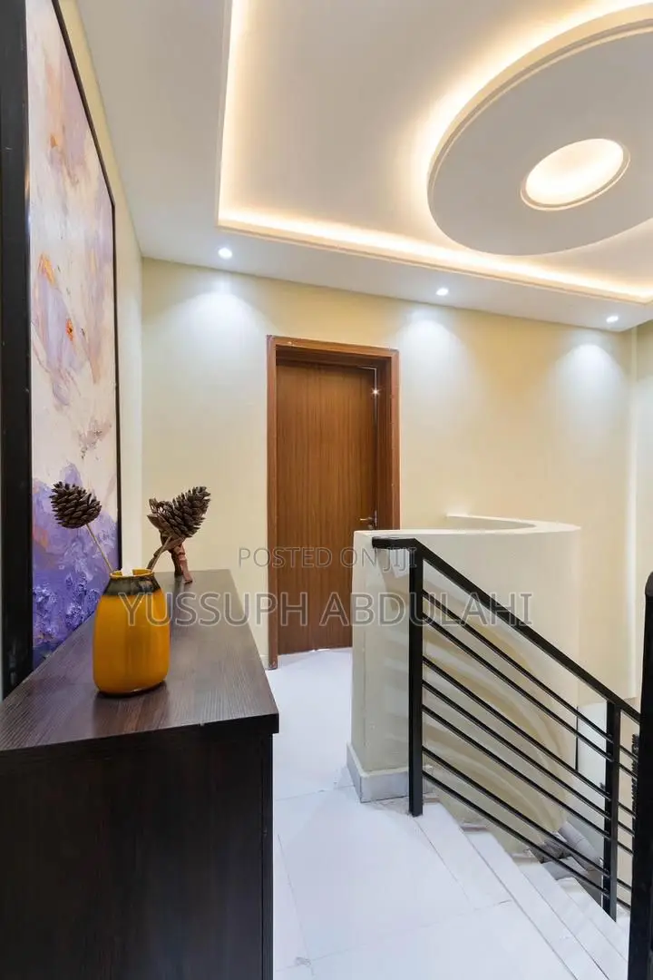 2 Bedrooms Lekki Phase1 in Lekki Phase 1
