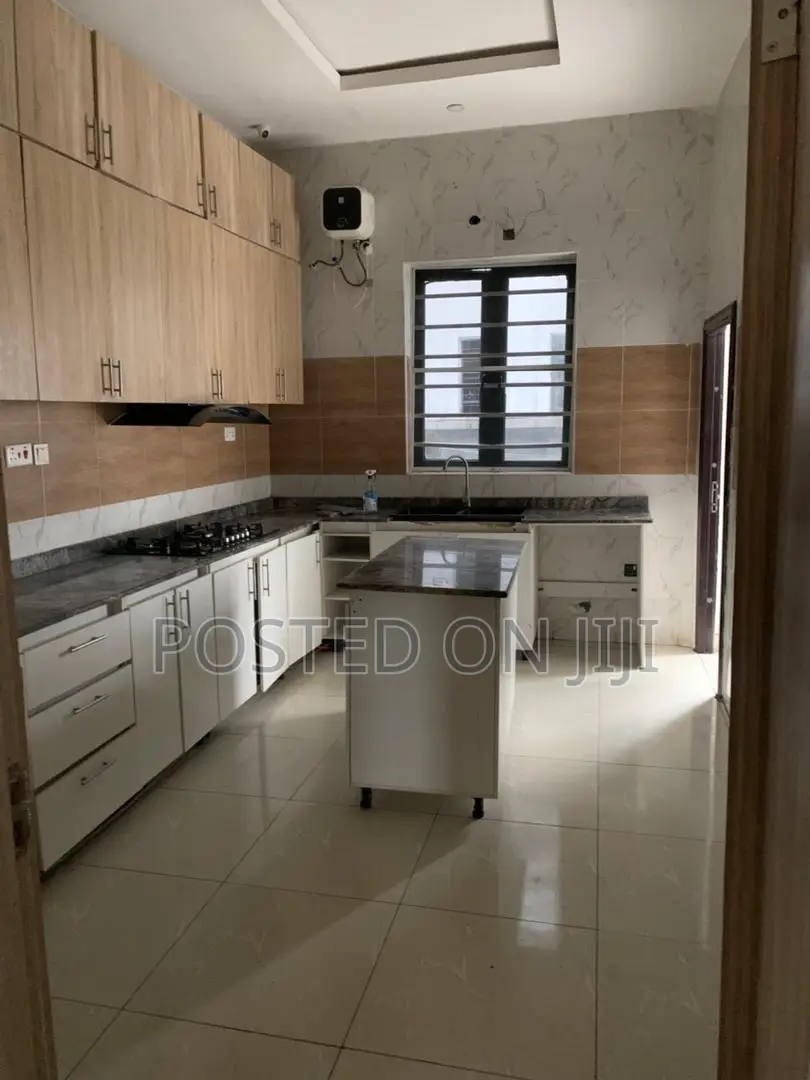 4bdrm Duplex in Dpkay Estate, Lekki Phase 2 for rent in Lekki Phase 2