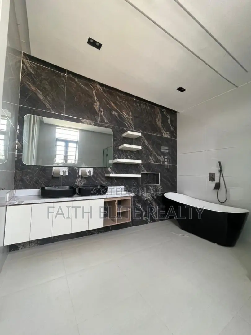 5bdrm Duplex in Lekki Phase 1 for sale in Lekki Phase 1