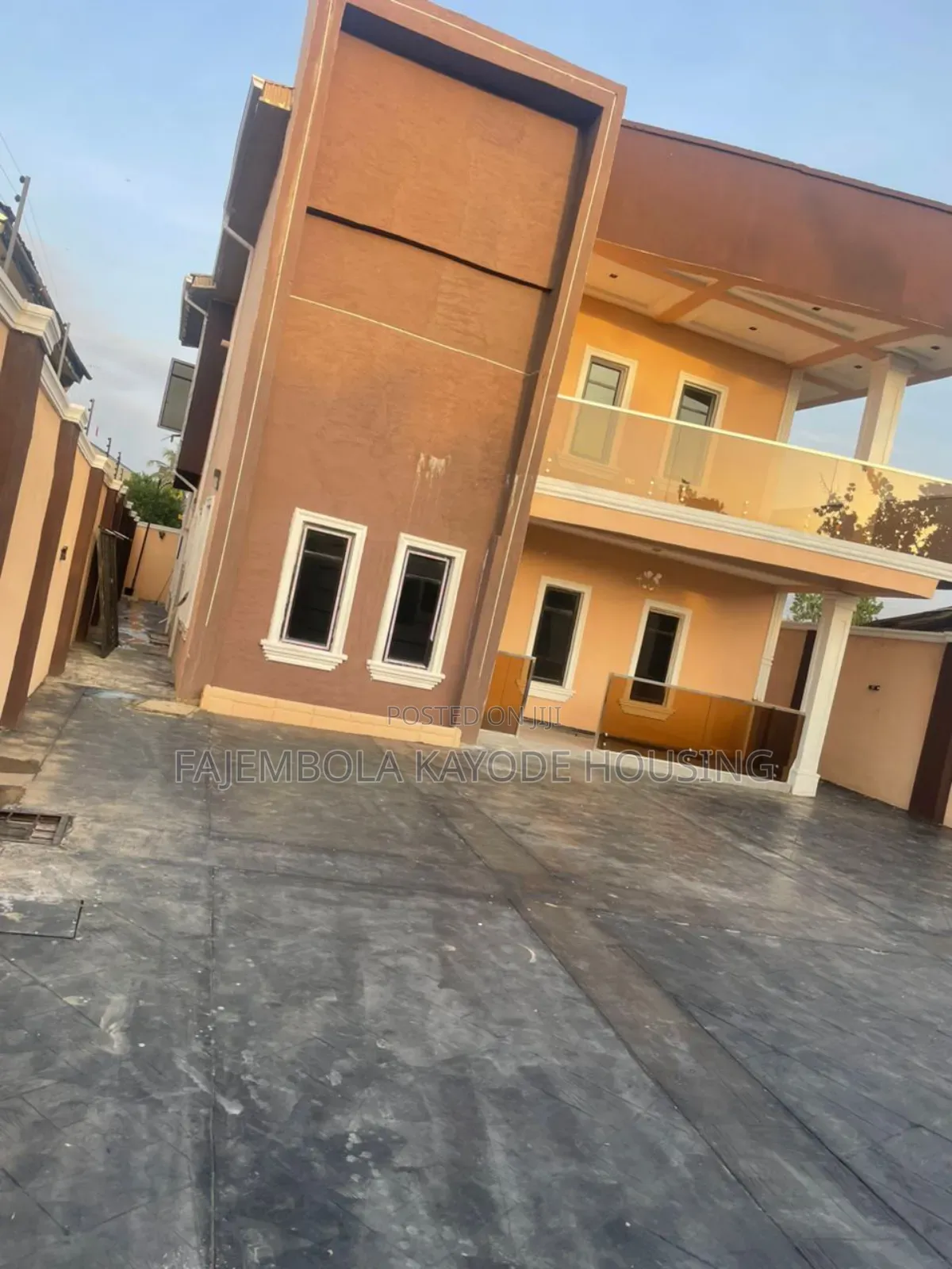 5bdrm Duplex in Heritage Estate for sale in Oluyole Estate