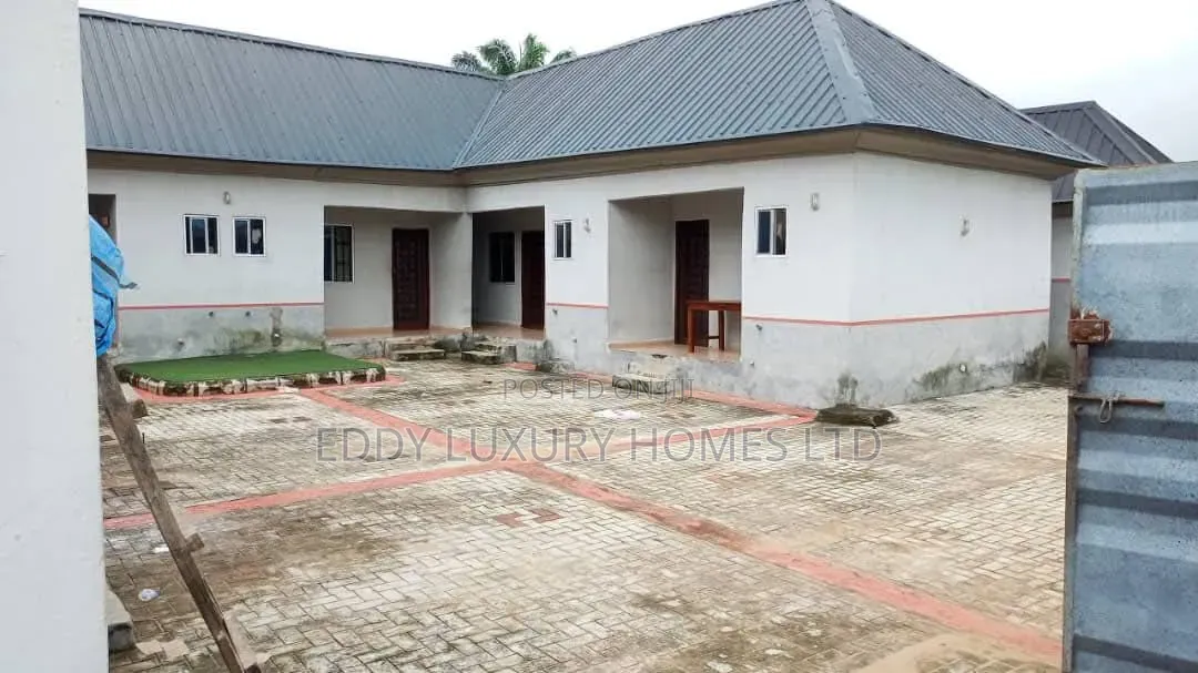 19bdrm Block of Flats in Ikot Ekpene, Calabar for sale in Calabar