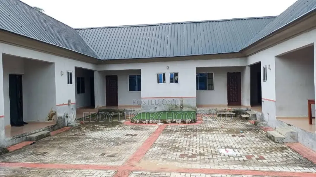 19bdrm Block of Flats in Ikot Ekpene, Calabar for sale in Calabar