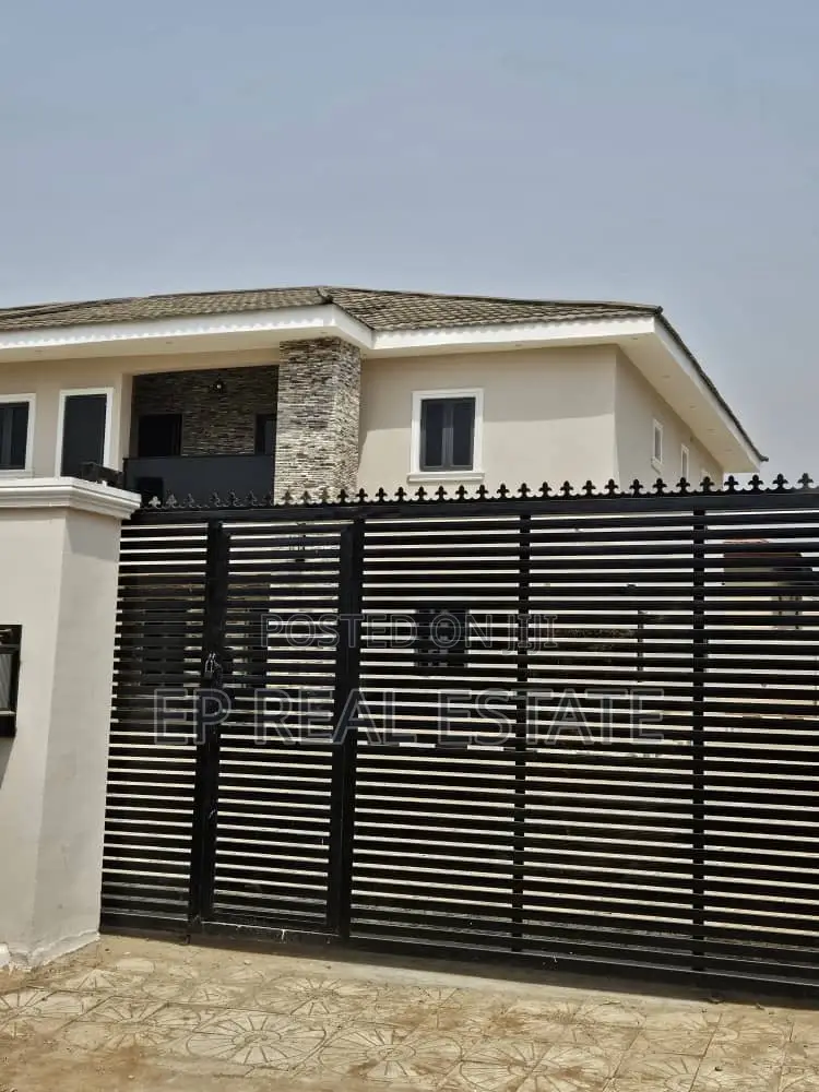 4bdrm Duplex in Apo District for sale in Apo District