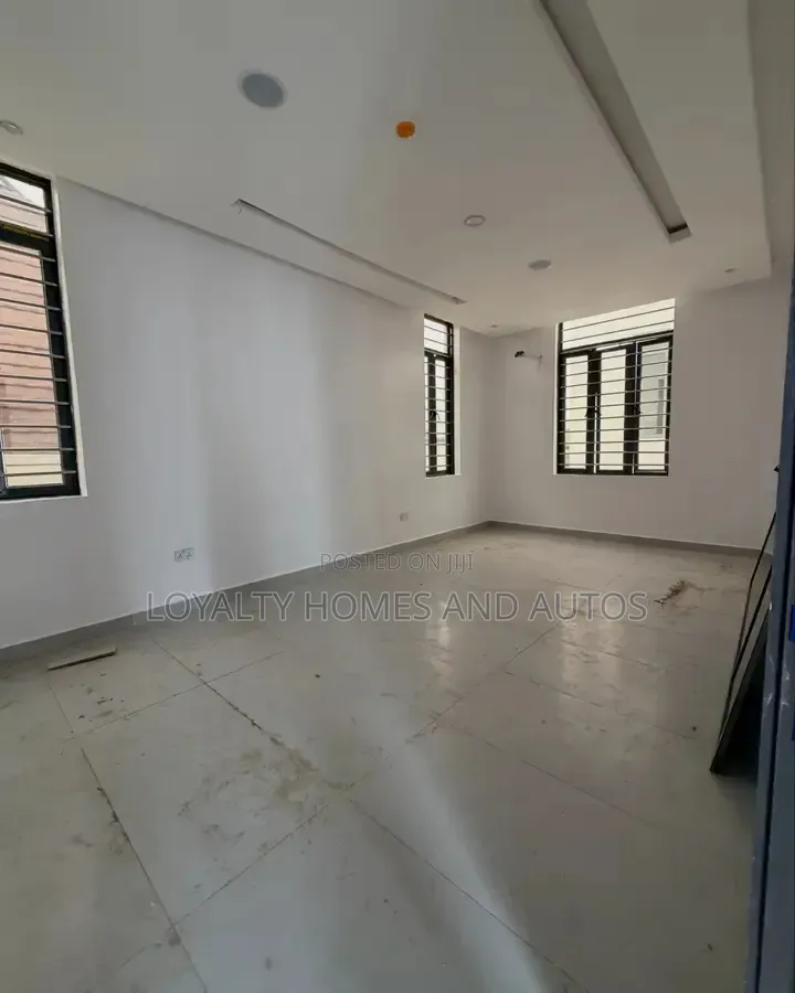 5bdrm House in Omole Phase 2 for sale in Omole Phase 2