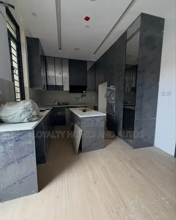 5bdrm House in Omole Phase 2 for sale in Omole Phase 2