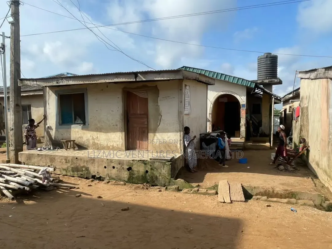 2bdrm Bungalow in Isuti Rd, Igando / Ikotun/Igando for sale in Igando / Ikotun/Igando