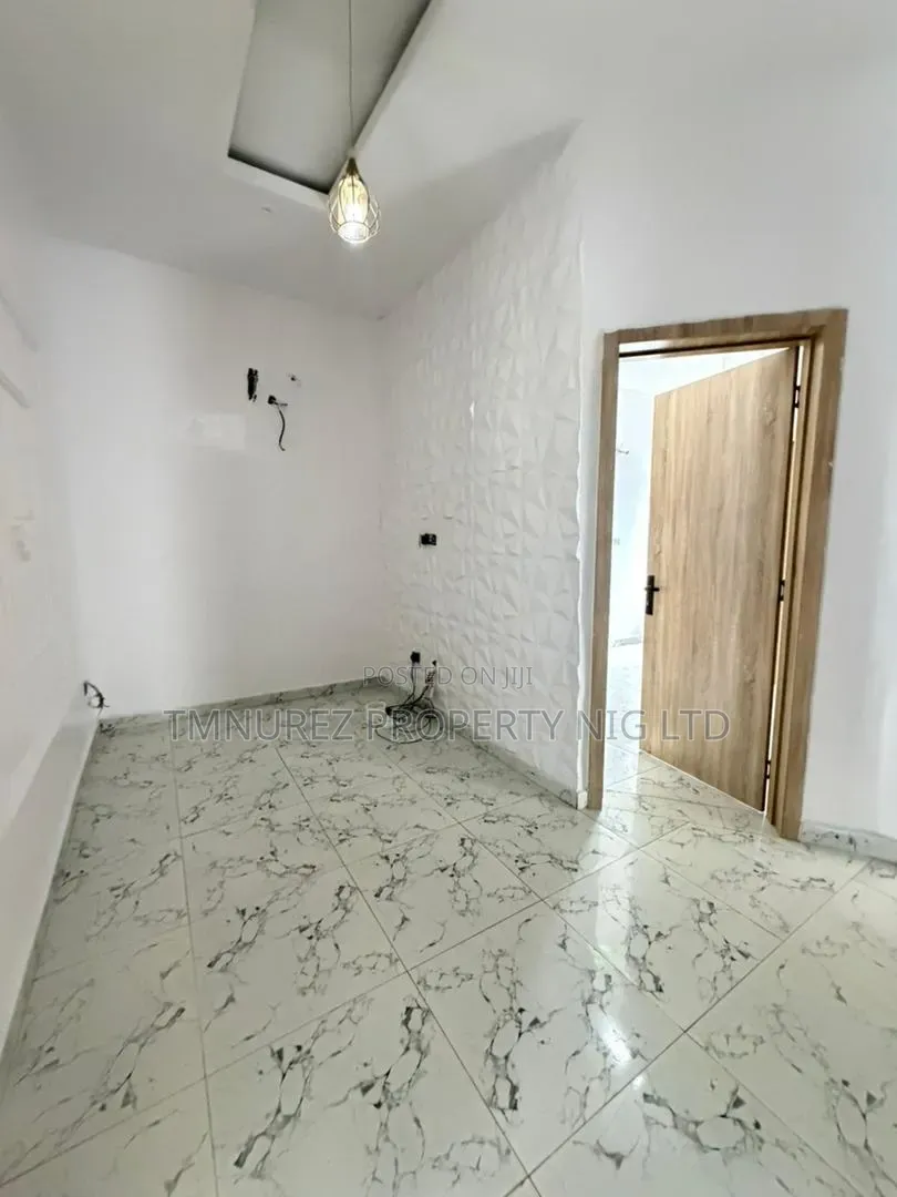 Mini Flat in Chevron for rent in Chevron