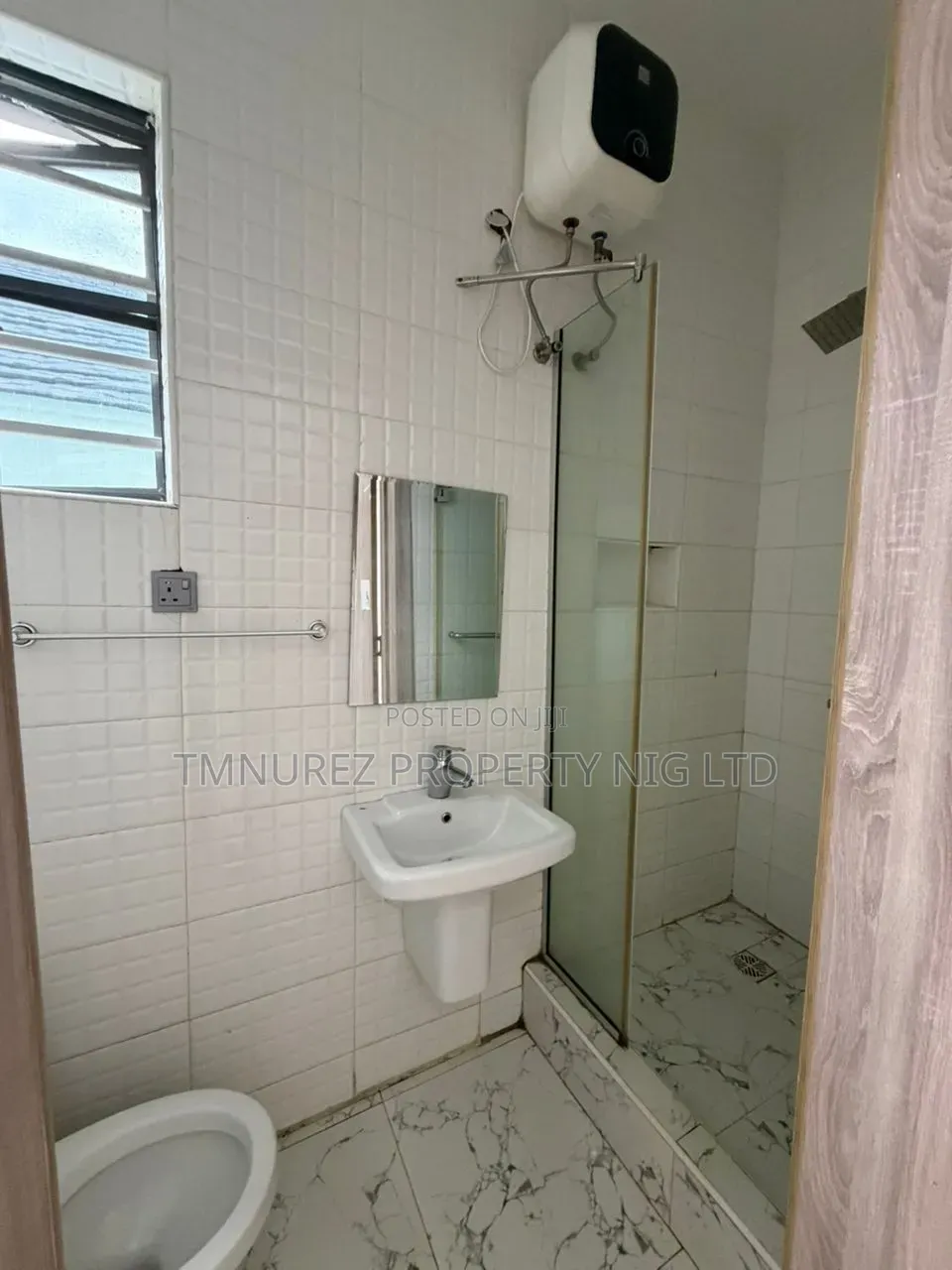 Mini Flat in Chevron for rent in Chevron