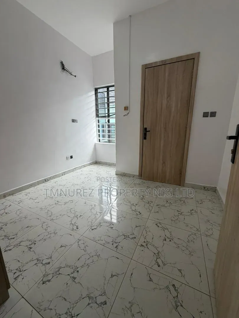 Mini Flat in Chevron for rent in Chevron