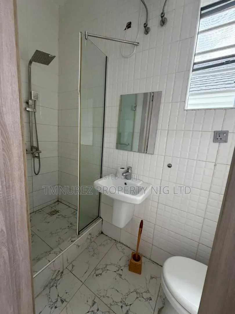 Mini Flat in Chevron for rent in Chevron