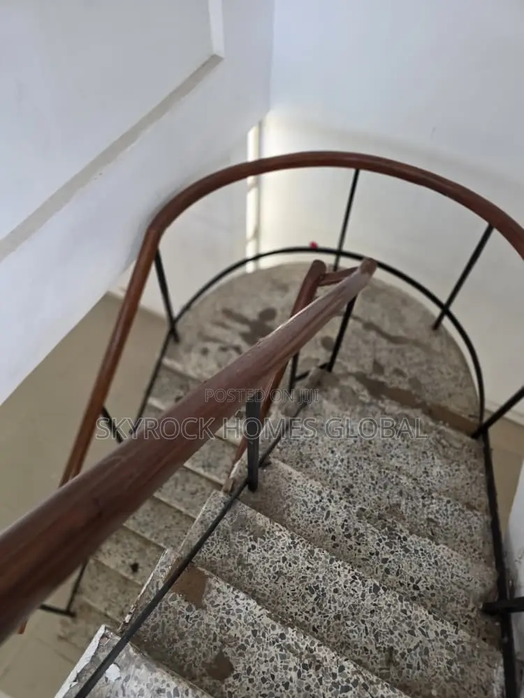 5 Bedroom Detached House Office Space in Adeola Odeku