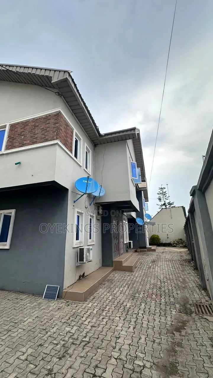 3bdrm Block of Flats in Oluode, Orange Gate, Oluyole for sale in Oluyole