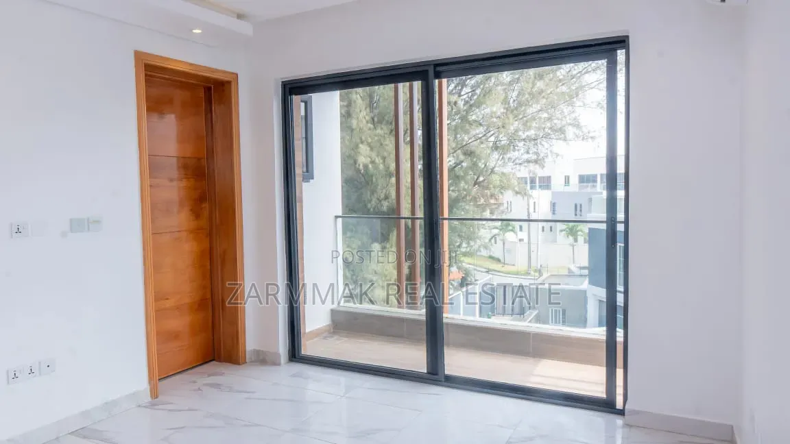 5bdrm Duplex in Lekki Phase 1 for sale in Lekki Phase 1