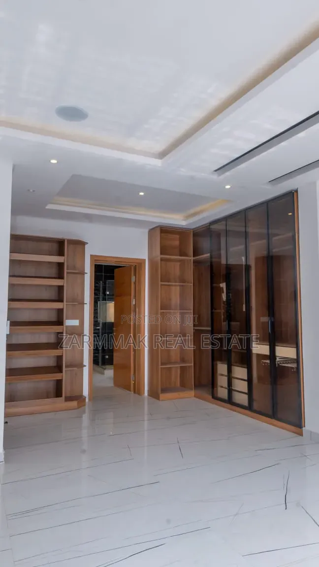 5bdrm Duplex in Lekki Phase 1 for sale in Lekki Phase 1