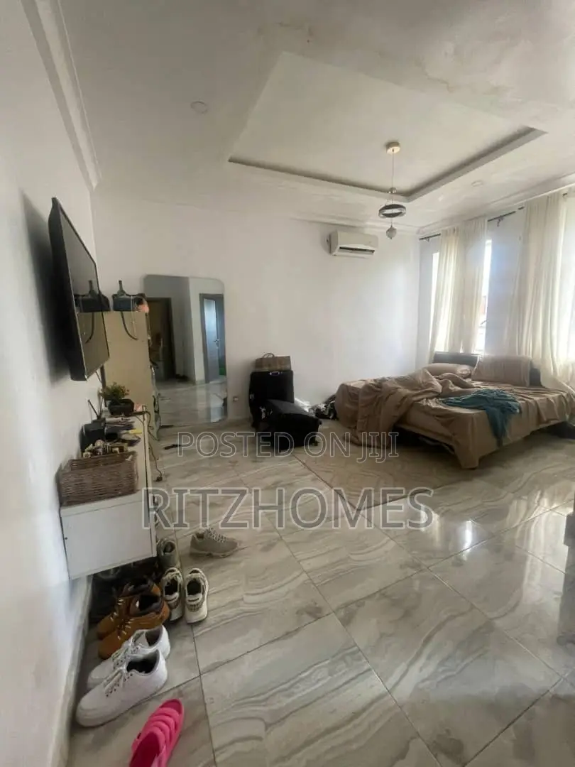 Mini Flat in Chevron for rent in Chevron