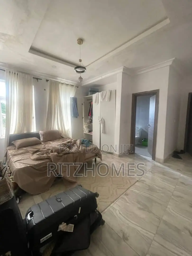 Mini Flat in Chevron for rent in Chevron