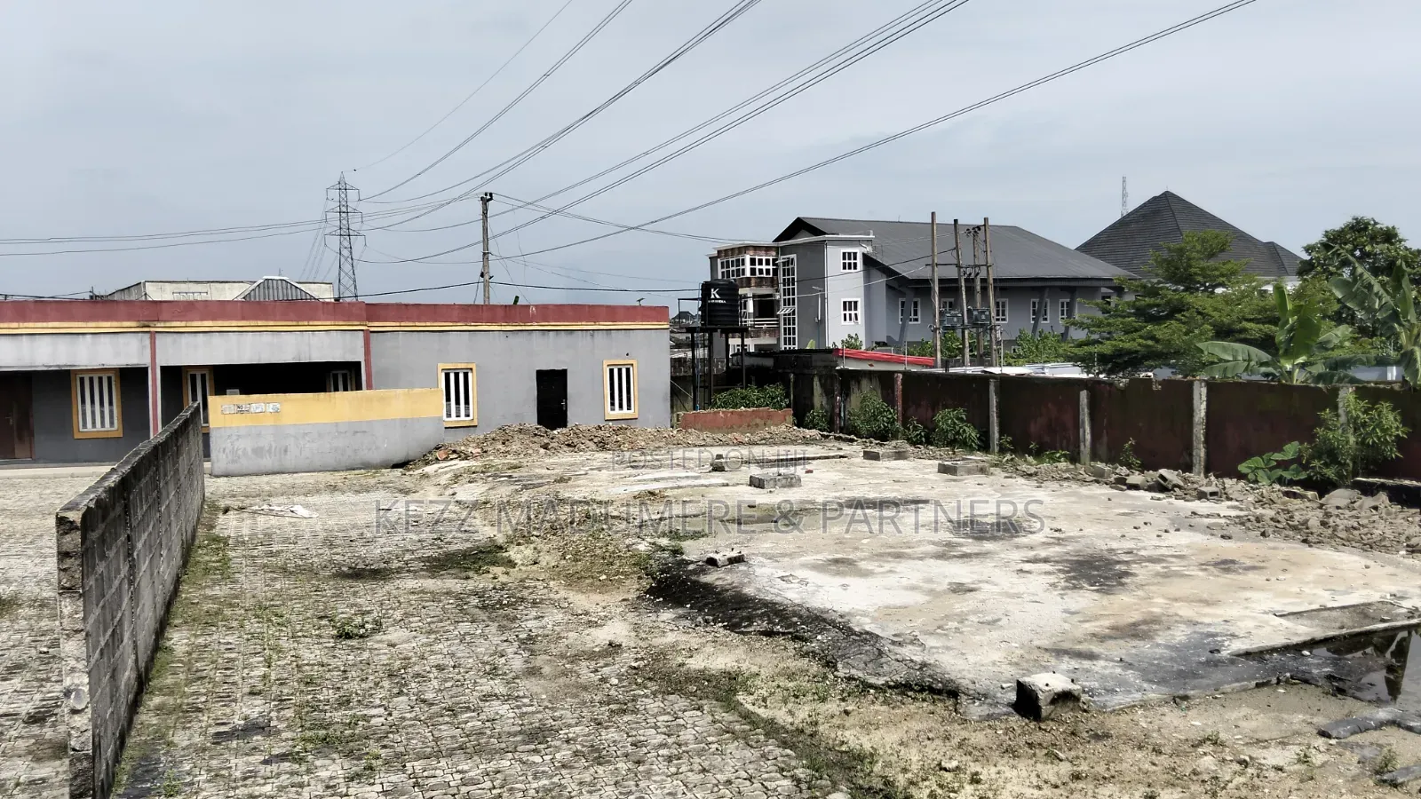 To Let / Lease : 5 Rooms Office on 3 Plots, Eliozu, Port Harcourt in Obio-Akpor