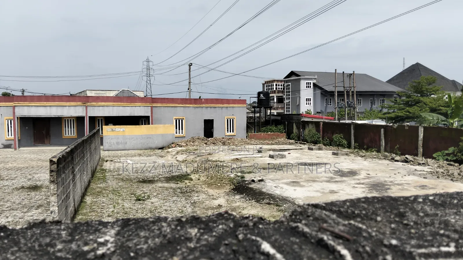 To Let / Lease : 5 Rooms Office on 3 Plots, Eliozu, Port Harcourt in Obio-Akpor
