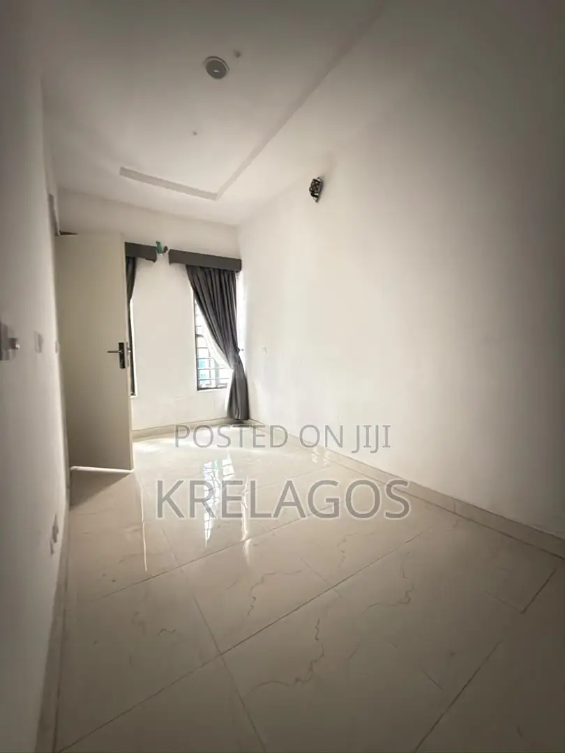 Mini Flat in Orchid, Chevron for rent in Chevron