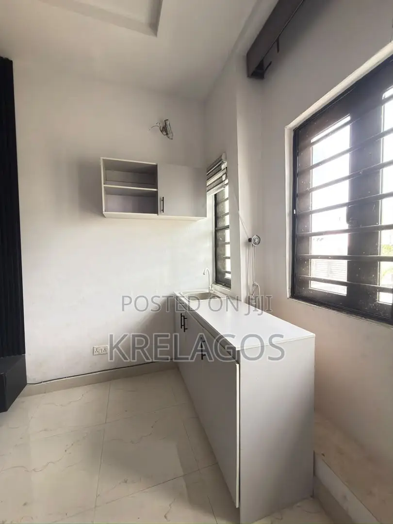 Mini Flat in Orchid, Chevron for rent in Chevron
