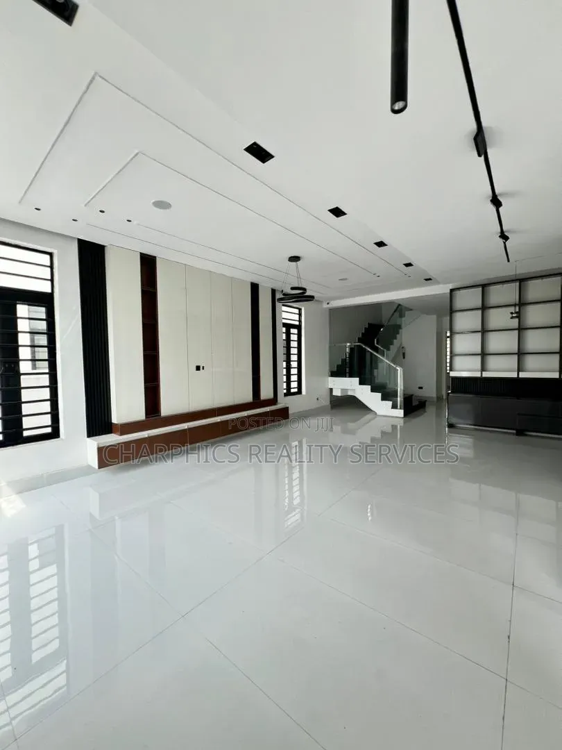 5bdrm Duplex in Lekki Phase 1 for sale in Lekki Phase 1