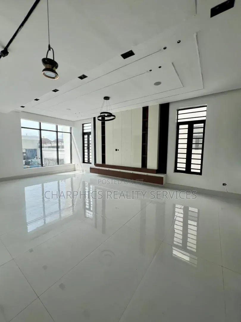 5bdrm Duplex in Lekki Phase 1 for sale in Lekki Phase 1