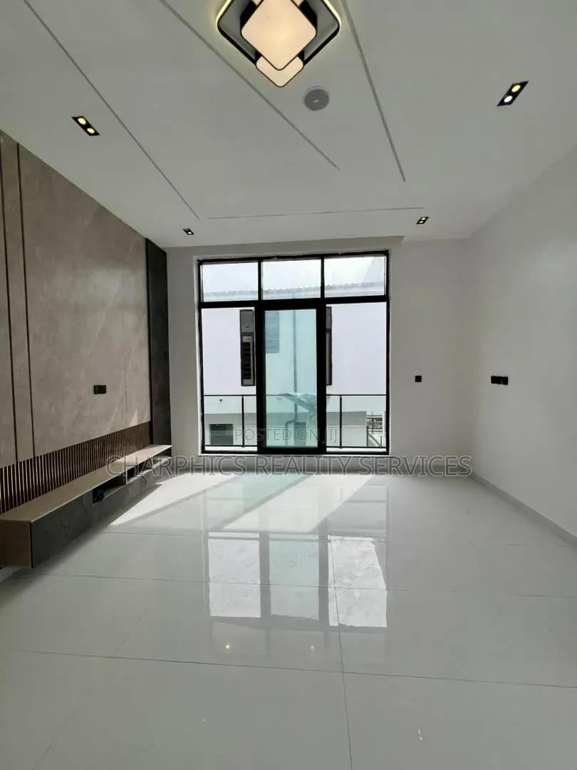 4bdrm Duplex in Ikota for sale in Ikota