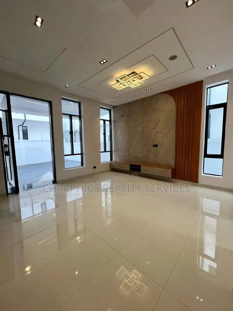 4bdrm Duplex in Ikota for sale in Ikota