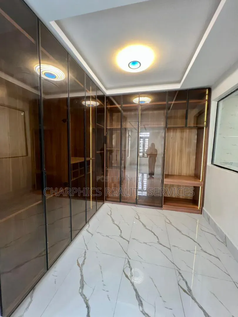 5bdrm Duplex in Lekki Phase 1 for sale in Lekki Phase 1