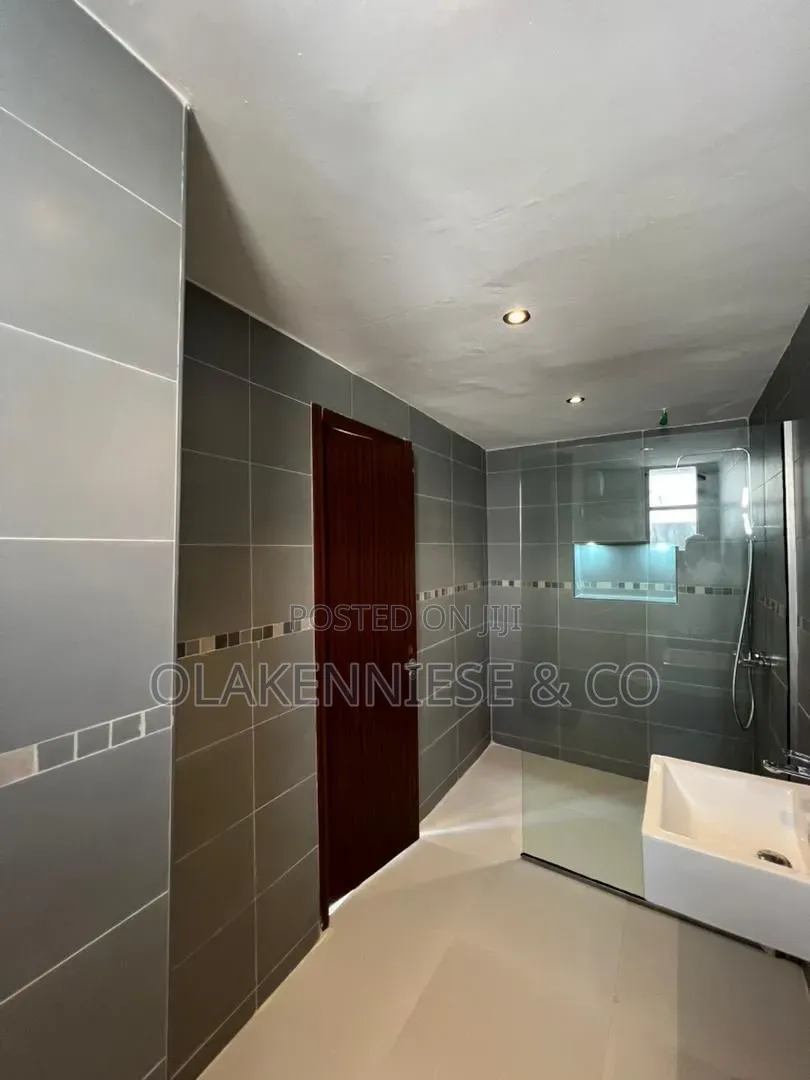 2bdrm Block of Flats in Lekki Ph1 for sale in Lekki Phase 1