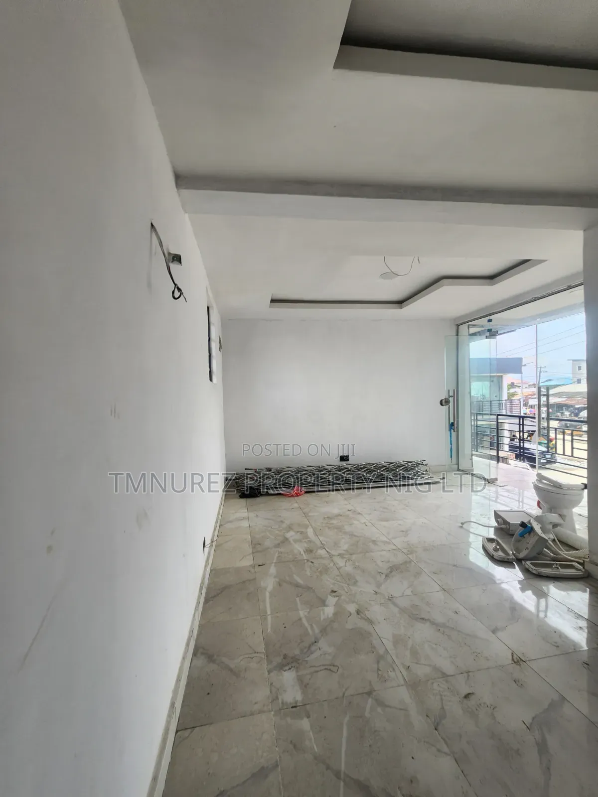 Shop Spacious Directly Facing Road Ajah in Ado / Ajah