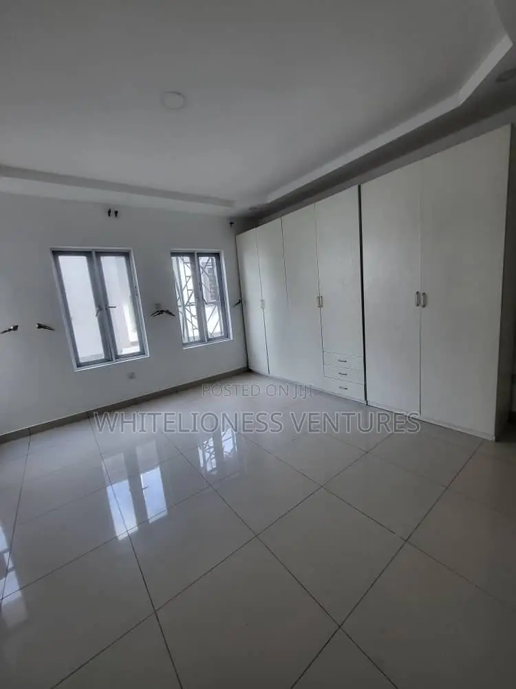 3bdrm Block of Flats in Oral Estate, Chevron for sale in Chevron